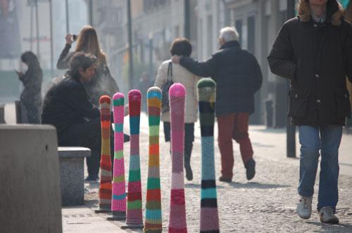 <p>"Knitta Please" adlı grup, sokak lambaları, elektrik direkleri, park metreler ve telefon kulübeleri gibi şehir içinde bulunan kamuya ait eşyaları hatta bazen beğenmedikleri heykelleri rengarenk yünlerden ördükleri kazaklarla giydiriyorlar. Amaçları ise metropolün gri görüntüsüne sıcak bir yüz kazandırabilmek.</p>
<p>Magda Sayeg ve ekibi ABD'yi dolaşarak gördüğü her demir yığınının üzerine kırmızı, yeşil, sarı, mavi yünlerle, ters, düz, seramik, pirinç örgülerle kaplıyor. Hatta bu son sokak modası Avrupa'ya da sıçramaya başladı.</p>