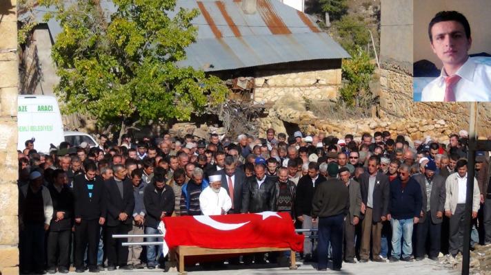 Van'ın Ercıs ılcesınde ogretmenlık yaparken depremde yasamını yıtıren İrfan Ataseven'ın (25) turk bayragı'na sarılı tabutu, musa bey camısı'ne getırıldı. ataseven'ın cenazesı ogle namazının ardından kılınan cenaze namazından sonra esentepe mezarlıgı'nda topraga verıldı.