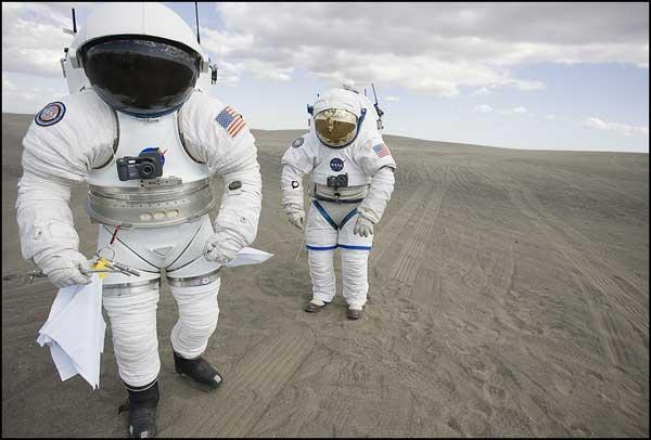 Bu similataf görüntülerin benzeri 2020 yılında bir aksilik olmadığı takdirde Ay yüzeyinden NASA'nın dünyaya geçeceği görüntülerin üç aşağı beş yukarı aynısı..
