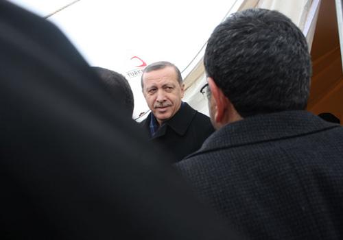 Başbakan Erdoğan Erciş ziyaretinde bir depremzede ailenin &ccedil;adırına konuk oldu. Ailenin en ufak &ccedil;ocuğu ile sohbet eden Erdoğan, minik &ccedil;ocuğa 100 TL de har&ccedil;lık verdi.