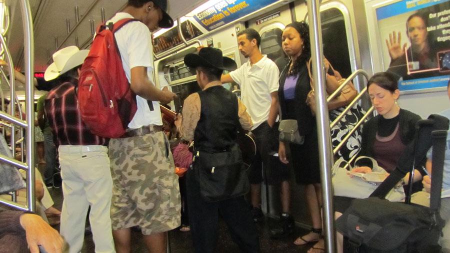 Şu yaptığım hareket fark edilseydi sonum olabilirdi. Metroda fotoğraf &ccedil;eken birini polis tutukluyor Amerika’da. İnsanların izni olmadan resimlerini &ccedil;ekemiyorsunuz. Kişisel hak ve &ouml;zg&uuml;rl&uuml;kler g&ouml;z yaşartıyor.
