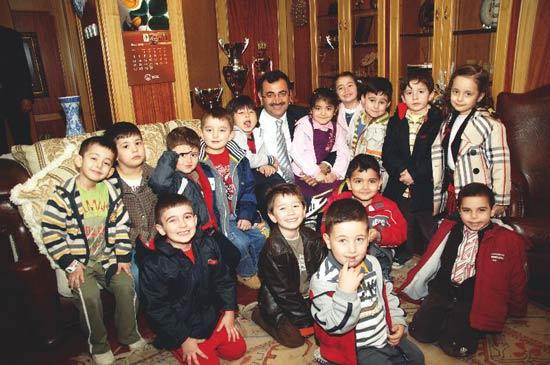 "Avrupa Kültür Başkenti İstanbul 2010a hazırlanıyor. Dünyada İstanbul, İstanbulda da Üsküdar konuşulacak." diyen Üsküdar Belediye Başkanı Mustafa Kara, şu anda şantiyeye dönen ilçesini gelecekte neler beklediğini ve projelerini anlattı...