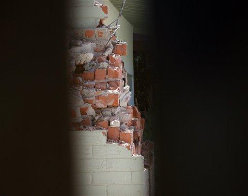 Kadın Doktorun geçen çarşamba gecesi evin çatısına merdiven dayadıktan sonra bacadan kayarak içeri girmek isterken sıkıştığı öne sürülüyor ancak eve neden bacadan girmek istediğine dair kesin bulgu elde edilemiyor. Hizmetçi ve doktorun bulduğu cesedin şöminenin sadece yarım metre yukarısında sıkıştığı tespit edilirken, polis herhangi bir kasıt unsuru görülmediğini ama olayın dedektiflerce araştırılacağını söyledi. Ceset adli tıbba gönderildi.