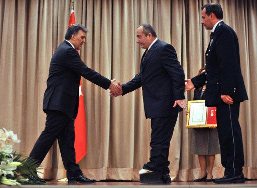Cumhurbaşkanı Gül, 2007-2008 yıllarında TSK ve emniyet mensubu olarak görev yaparken şehit olanların yakınlarıyla malul ve gazi 61 kişiye Devlet Övünç Madalyası verdi.