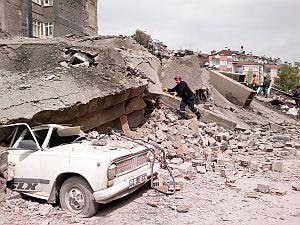 Malatya'da 7 katlı inşaat halinde altında işyerleri olan bina çöktü.