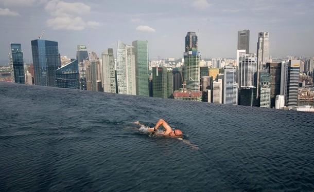 Singapur'daki bir otel, müşterilerine yerden 200 metre yükseklikte yüzme keyfi yaşatıyor. Otel aynı zamanda dünyanın en yüksek havuzlu oteli rekoruna sahip.