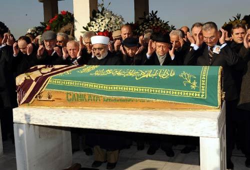 Cenaze namazına CHP Genel Başkanı Deniz Baykal, 9. Cumhurbaşkanı Süleyman Demirel, eski bakanlar, Hikmet Sami Türk ve Hikmet Çetin katıldı. Baykal, Demirel ve Karayalçın'ın tabutun başında bir süre sohbet ettiği gözlendi.