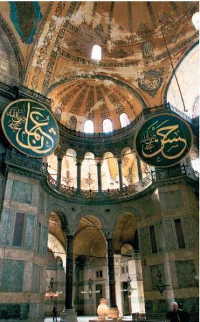 <b>AYASOFYA MÜZESİ</b>
Bizans İmparatoru I. Jüstinyen tarafından 532-537 yılları arasında kilise olarak inşa edilen, Osmanlı döneminde camiye çevrilen Ayasofya, bugün müze olarak hizmet veriyor. Ayasofya, mimarisi, kubbesinden akan ışık seli ve mozaik süslemeleri ile ziyaretçilerini büyülüyor. Müze pazartesi hariç her gün 09.00-19.00 saatlerinde açık.