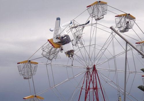 Avustralya'da görenleri hayrete düşüren bir olay yaşandı. Taree kentinde bir lunaparkta hareket halinde olan dönme dolaba uçak çarptı. Şans eseri kaza sonrasında ölen yada yaralanan olmadı.