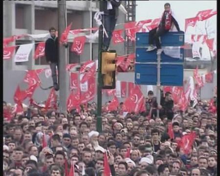 Saadet Partisi'nin İstanbul mitingi: Bugün Çağlayan'ın ikinci konuğu Saadet Partililer oldu. Mitingde Necmettin Erbakan sürprizi yaşandı. Erbakan uzun bir aradan sonra meydanlarda yerini aldı.
