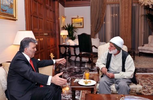Cumhurbaşkanı Abdullah Gül, kendisiyle görüşmek için Malatya'dan yürüyerek yola çıkan 68 yaşındaki Sami Karaaslan'ı, ağırlardı. Karaaslan 'Mekke'ye Hac için yaya gittim. Ankara ne ki?' dedi.