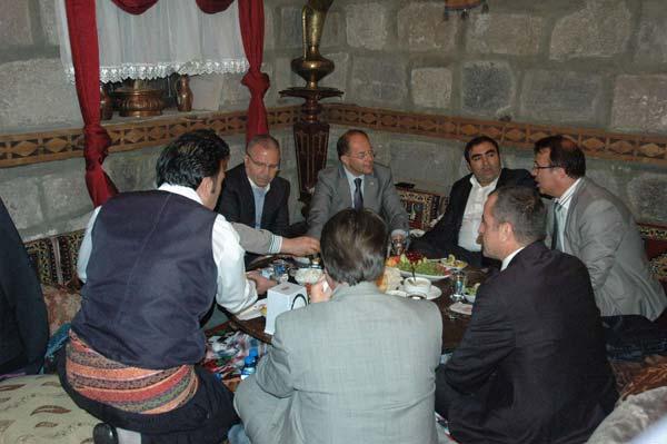 Sağlık Bakanı Recep Akdağ, ulusal basının yöneticilerini seçim bölgesi ve memleketi Erzurum'da ağırladı. Akdağ, gazetecilere şehri bizzat gezdirdi. Gezinin sonu keyifli bir geceyle bitti.