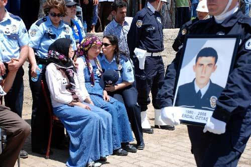 ABD Konsolosluğu saldırısında şehit olan polis memuru Erdal Öztaş toprağa verildi