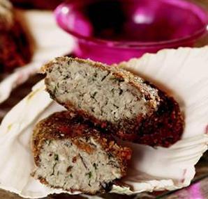 Hamsi Köftesi
1/2 kg hamsi
2 kahve fincanı un
1 demet maydanoz
1 çay kaşığı kuru nane
1 çay kaşığı kekik
1 adet kuru soğan
2 adet yumurta
Sıvı yağ (yeterince)
tuz , karabiber
sumak
Yapılışı
Hamsilerin kafalarını kopararak fileto şeklinde ayıklayın. Ufak parçalar şeklinde doğrayınız. Maydonozları yıkayın, soğanları rendeleyin ve diğer malzemelerle birlikte hamsiyle karıştırıp harmanlayın. Yumurtaları çırpın ve ilave edin. Elde ettiğiniz harmanı ufak toplar şeklinde yuvarlayın ve kızgın yağda pişirin.