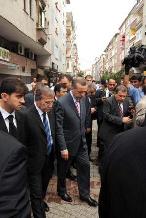 Başbakan Erdoğan, Güngören'deki hain terör saldırısının yaşandığı yerde