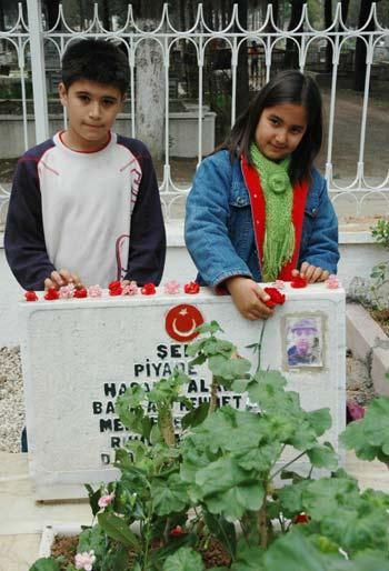 Arefe ünü şehitlikler doldu, taştı