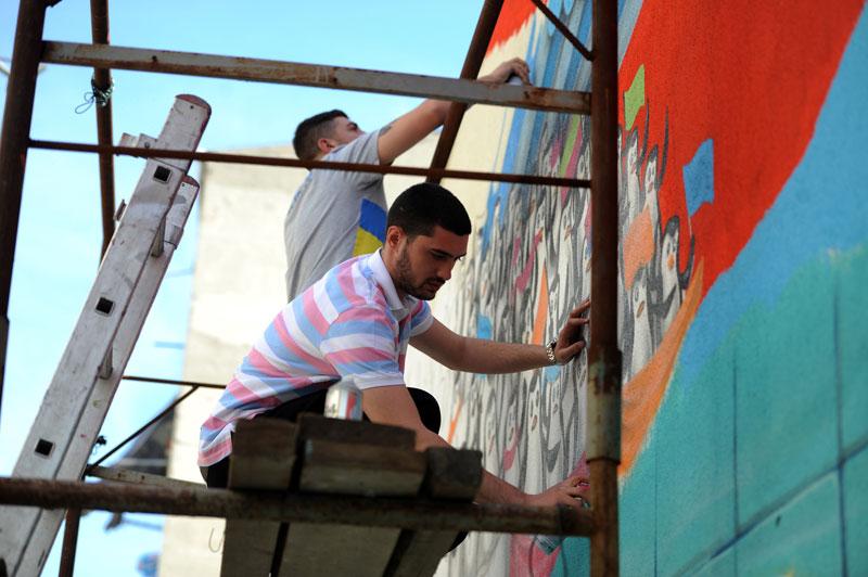 Eski Mısır'da yolculuğa çıkanların, geçtikleri yerlerin duvarlarına adlarını ya da resimlerini çizerek iz bıraktıkları biliniyor.  Graffiti sanatçıları Ulaş Çelik ve Uğur Oğuz Erdem'in de serüvenleri ''iz bırakmak'' düşüncesiyle başladı.