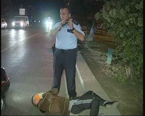 Başkent'te polisten kaçan 4 kişi, polis aracına çarparak kaza yaptı. Zanlılardan Ersin B. yaralandı. Serkan D., Kerem D. ve ismi öğrenilemeyen bir şahıs araçtan çıkarak polisten kaçmaya başladı. Serkan D., polis tarafından yakalandı.