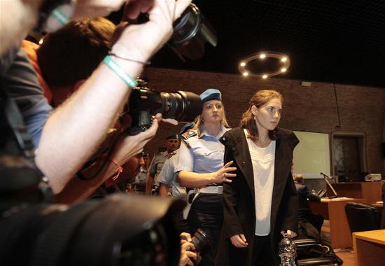 2007'de İtalya'da ev arkadaşı İngiliz Meredith Kercher'i öldürmekten suçlu bulunan ABDli Amanda Knox, bu ülkenin Perugia kentinde yapılan temyiz davası duruşmasına böyle getirildi. Knox, erkek arkadaşı ve daha bir kişinin de yardımıyla Meredith'i uyuşturucu partisinde öldürdükten sonra 26 yıl hapis cezasına çarptırılmıştı.