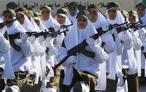 İsrail'in 2008 yılında d&uuml;zenlediği insafsız saldırıların yıl d&ouml;n&uuml;m&uuml;nde Hamas mensupları, Gazze'de silahlı ve kamuflajlı bir askeri y&uuml;r&uuml;y&uuml;ş t&ouml;reni ger&ccedil;ekleştirdi.<br><br>
D&uuml;n kadın g&uuml;venlik g&uuml;&ccedil;lerinin diploma t&ouml;renini d&uuml;zenleyen Hamas mensupları, gece de şehirde silah ve &uuml;niformalarla resmi ge&ccedil;it t&ouml;reni d&uuml;zenleyerek İsrail'e meydan okudu. &Ouml;te yandan d&uuml;n İsrail'in d&uuml;zenlediği sanılan bir saldırı sonucu bir Filistinli hayatını kaybetmişti...
<br><br>
(<b>Haber7</b>)
