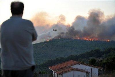 Yunanistan'ın başkenti Atina yakınlarındaki orman yangını söndürülemiyor. Binlerce kişi bölgeyi terk etti. Bölgede can pazarı yaşanırken yangın uzaydan çekilen fotoğraflarda bile görülüyor.