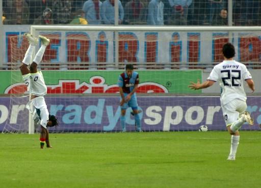 Trabzonspor şampiyonluk yarışında önemli bir yara aldı ve kendi sahasında Denizlispor'a 2-0 yenilmekten kurtulamadı. Trabzonspor'da büyük üzüntü yaşanıyor, denizli sevinçten uçuyor