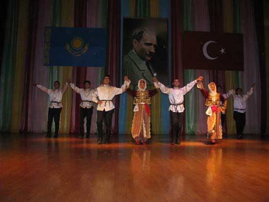 29 Ekim Cumhuriyet Bayramı, Türkiye'de olduğu gibi, 'Ata yurt' Kazakistanın Türkistan şehrindeki Ahmet Yesevi Türk-Kazak Üniversitesinde de coşkuyla kutlandı.