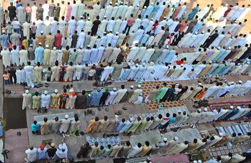 PAKİSTAN'DA BAYRAM NAMAZI