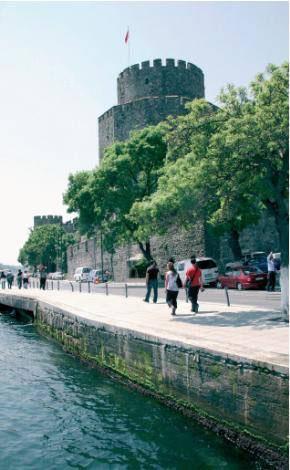 <b>RUMELİ HİSARI</b>
Anadolu Hisarı'nın karşısına, İstanbul Boğazı'nın kuzeyinden gelebilecek saldırılara karşı Fatih Sultan Mehmet tarafından yaptırılmış. Uzaktan bakıldığında, eski harflerle Muhammed biçiminde okunacak şekilde inşa edilen hisar, bugün müze ve açık hava tiyatrosu olarak kullanılıyor. Hisarda yıllardır Rumeli Hisarı konserleri düzenleniyor. Çevresinde ise özellikle yaz aylarında kahvaltı edenlerle dolup taşan kahveler ve balık restoranları bulunuyor.