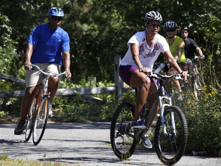 Amerika Birleşik Devletleri Barack Obama, eşi First Lady Michelle Obama ve kızı Sasha Obama ile Manuel F. Correllus Devlet Ormanı'nda bisiklete biniyor...
(Haber 7 - Abaca)