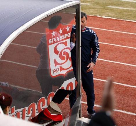 Ankaraspor beraberliği ile zirve yolunda büyük avantaj yitiren Sivasspor'da Bülent Uygun, kulubeyi tekmeledi maç sonunda hakemleri tartakladı.
