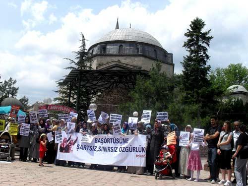 TOKAD ve Özgür Eğitim-Sen'in Yasakçı Eğitime Hayır! eyleminde, ÖSSdeki başörtüsü yasağı ve katsayı adaletsizliği kınandı, eğitimi okul duvarlarına hapseden anlayışa itiraz edildi.