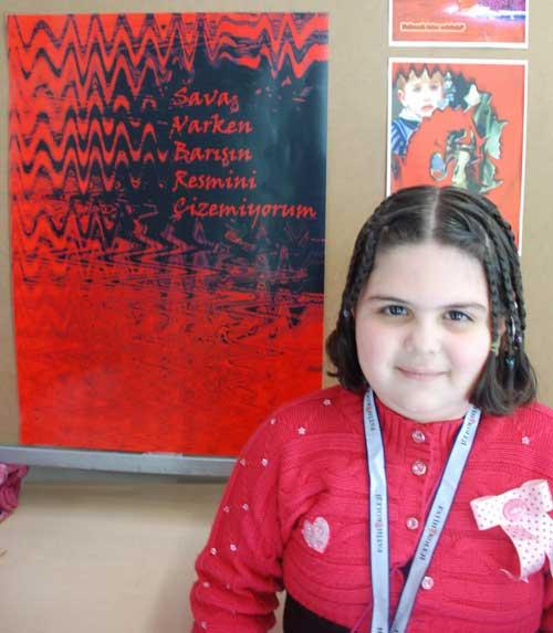 İlköğretim Afiş Tasarımı kategorisinde ,yarışmaya Ağrıdan katılan Ayşegül BAKİ Savaş varken barışın resmini çizemiyorum konulu afiş tasarımıyla,