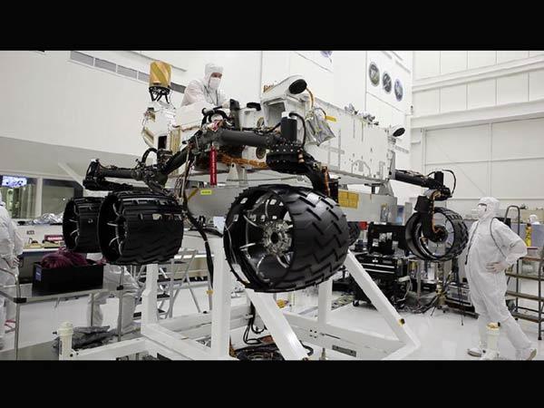 Takma adı "Curiosity" yani "merak" olan robot, bir otomobil büyüklüğünde.

2 buçuk milyar dolara malolan robot, daha önce uzaya gönderilen robotların 2 katı büyüklüğünde.

1 ton ağırlığındaki robot, bir laboratuvar işlevi görecek, Mars'ta organik, karbon içeren madde bulmaya çalışacak, ancak bulgularının canlı olup olmadığını bildiremeyecek. Robot, 6 metreye kadar uzayan kolu ile veri toplayıp, lazer ile kayaları parçalayacak.