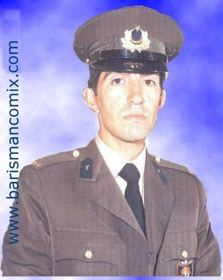 Anadolu Rock müziğinin en büyük isimlerinden Barış Manço'yu her zaman bıyıkları, uzun saçları ve takılarıyla hatırlarız. İşte manço'nun sakalsız ve bıyıksız hali ile fotoğrafları..