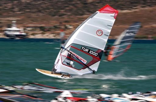 Türkiye Yelken Federasyonu'nun (TYF) o organize ettiği Windsurf Türkiye Şampiyonası'na 2. ayağı Alaçatı'da sürüyor.
