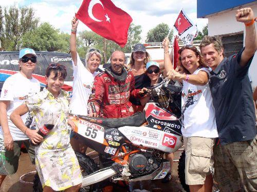 Dakar Rallisi'nde çöl etapları başlıyor   
Arjantin - Şili topraklarında 1-17 Ocak tarihleri arasında gerçekleşen 9.000 km'lik Dakar Rallisinde 1.595 km katedildi. (CİHAN)