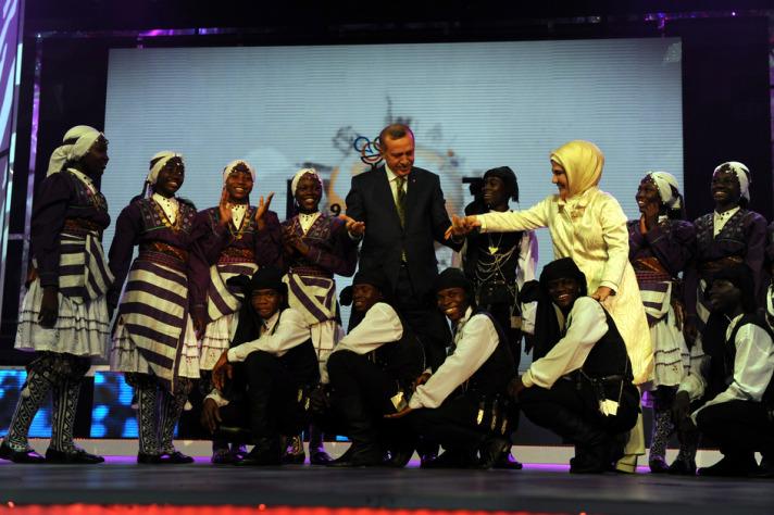 Bu muhteşem organizasyonla millete hiç unutulmayacak anlar yaşatan Uluslararası Türkçe Öğretimi Derneğine de(TÜRKÇEDER) teşekkür eden Erdoğan, başarılarının artarak devam etmesini diledi.