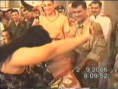 Saddam Hüseyin'in Tikrit'teki sarayında felekten bir gece çalan Amerikalı askerler ve Kürt peşmergeler Kürt ve Arap kadınlarla böyle eğleniyorlar...