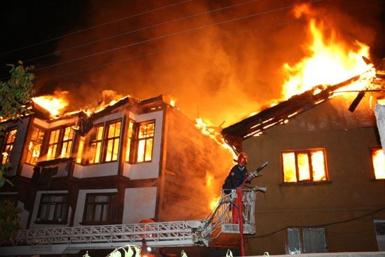 Kastamonu Aktekke Mahallesi Acısu sokakta meydana gelen yangın sonrası 2 ev tamamen yandı.