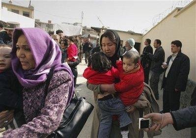 Afganistan'ın başkenti Kabil'de Taliban militanlarının üzerlerindeki bombaları bakanlık binasında patlatması sonucu yaşanan saldırı
