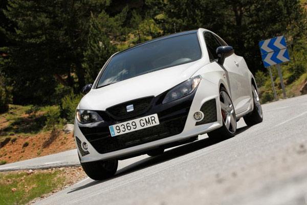 Dış ve iç tasarımlarıyla dikkat çeken modeller, güçlü motor seçeneği ve zengin donanım seviyeleriyle de segmentlerinde ön plana çıkıyor. DSGnin 1.4 TSI motorda ilk kez kullanıldığı modeller