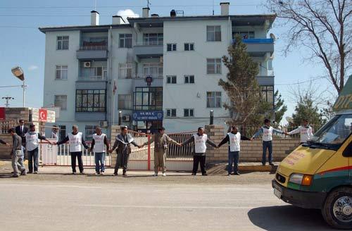 Şanlıurfa'nın ilçelerinde yapılan Nevruz kutlamaları sırasında, Nevruz kutlamalarına katılanlar geçerken DTP'li görevlilerin emniyet binasını kordona alması dikkat çekti.