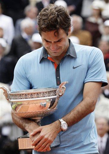 Roland Garros'u hiç kazanamamış 13 Grand Slam şampiyonu Roger Federer, hayatının en büyük hayalini gerçekleştirip daha önce 3 kez finalde Nadal'a yenildiği Fransa Açık'ta şampiyon oldu...