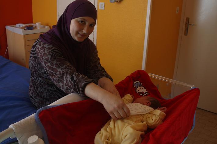 Anne ve bebeğin sağlık durumlarını iyi oluduğu belirtilirken, adı Emine (Amina)  konulan kız reşit kadar ücretsiz tren yolculuğu ile ödüllendirildi.

(Haber 7 - Fotoğraflar:  Abaca)
