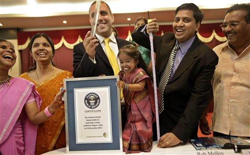Yaklaşık 63 santimetrelik boyuyla iki yaşındaki bir çocuktan daha kısa olan Hintli lise öğrencisi Jyoti Amge, Nagpur şehrindeki ölçümün ardından "dünyanın en kısa kadını" ilan edildi.
<br><br>
Boyuna yaklaşan Guiness sertifikası ile poz veren Amge, bu sene liseyi bitirdikten sonra üniversiteye gitmek istediğini söyledi ve "Hayalim Bollywood yıldızı olmak" diye ekledi.