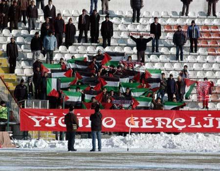 Sivasspor'un Denizlispor'u 1-0 mağlup ettiği Türkiye Kupası maçında Musa'nın yerine İsrailli Balili'nin oyuna girmesinden sonra bir grup taraftar, ''Kahrolsun İsrail, yaşasın Balili'' şeklinde tezahürat yaptı.