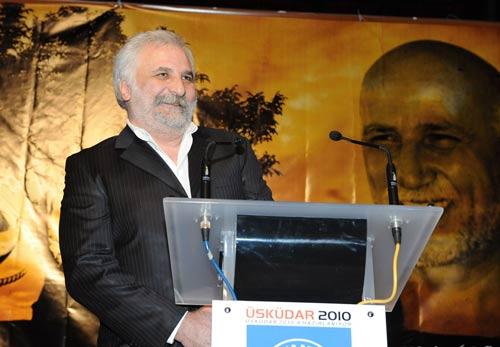 Hasan Kaçan yaptığı konuşmada Ömer Lütfi Mete ile 90lı yıllarda Galatasaray tribünlerinde tanıştığını, Metenin gülmeyi seven bir insan olduğunu ve müzmin ciddiyetten hoşlanmadığını söylerken birlikte yaşadığı anıları anlattı.