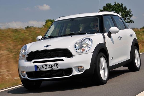 <strong>MINI:</strong> Markanın kısa bir süre önce pazara sunduğu SUV modeli Countryman, lüks markalar arasından 1.6 litrelik motor seçeneğini sunan tek temsilci. 122 beygir güç ve 160 nm tork üreten bu modelin başlangıç fiyatı 65 bin lira. Otomatik vites seçeneği de sunulan aracın ortalama tüketimi ise 6 litre olarak belirlenmiş.<br /><br />
