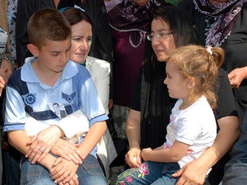 TBMM Başkanvekili Meral Akşener de Çapraz ailesine baş sağlığı dileğinde bulundu. Akşener, eşini teselli etti, oğlu Çağrı'yı kucağına alarak teselli etti